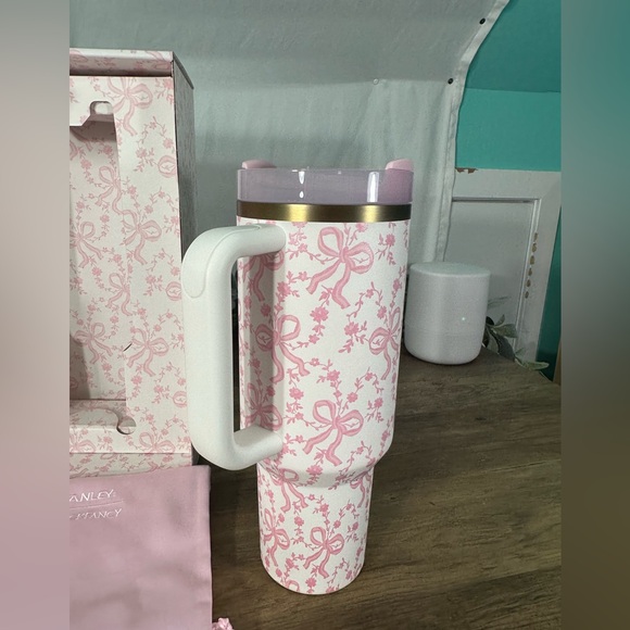 Stanley x LoveShackFancy Coquette Bow Chantilly 40oz LE tumbler - Picture 3 of 7